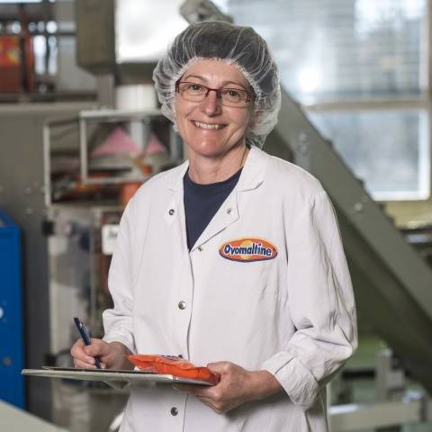 Mitarbeiterin in der Produktion