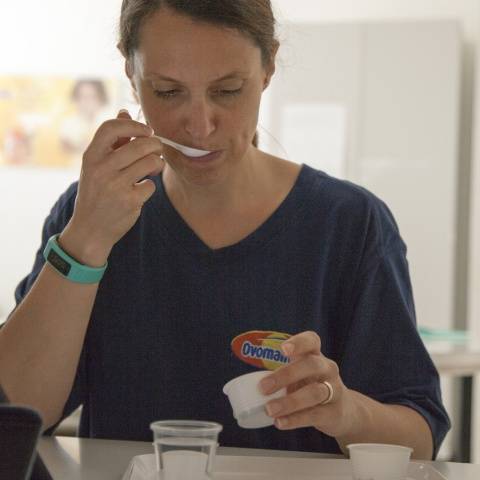 Eine Wander Mitarbeiterin degustiert Ovomaltine Crunchy Cream