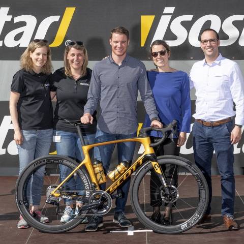 Dario Cologna mit dem Isostar Team