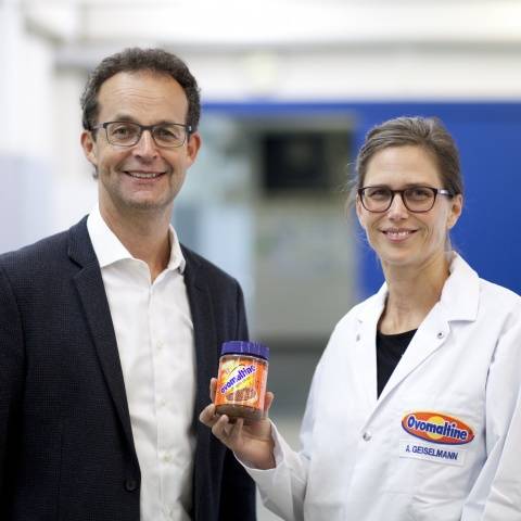 CEO Arnold Furtwaengler und Lebensmittelingenieurin Andrea Geiselmann freuen sich über den Ovomaltine Brotaufstrich ohne Palmöl.